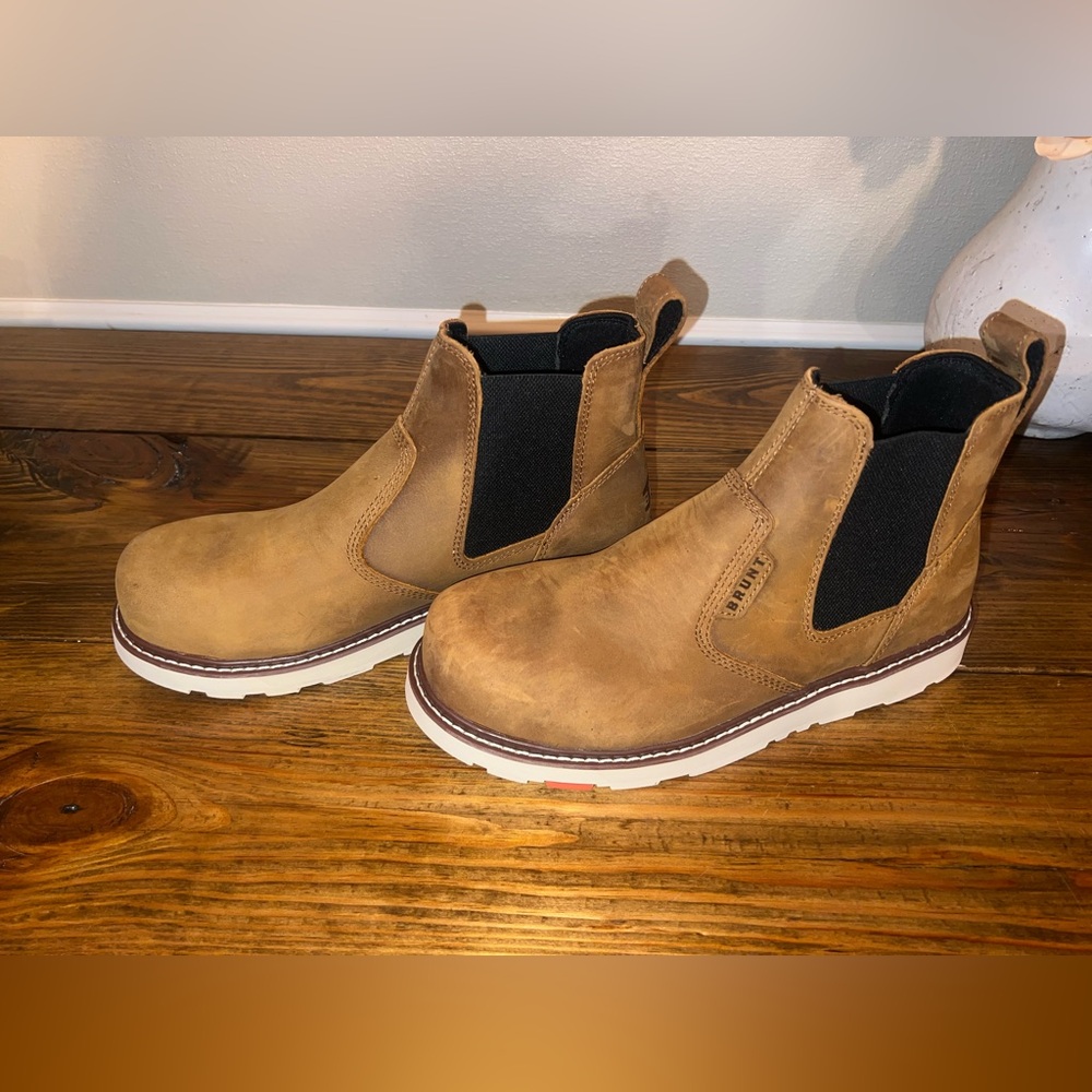 NIB Men Brunt Leather Slip-On Boots Comp Toe